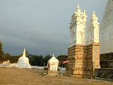 Auf dem Gelnde des Ruwanweli Stupa Tempels