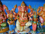 Bunte Figuren in einem Hindu Tempel - Ganesh
