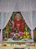 Buddha Statur in einem der vielen buddhistischen Tempel